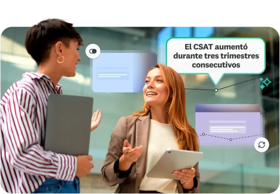 Dos personas conversan sobre el aumento en la CSAT durante tres trimestres consecutivos.