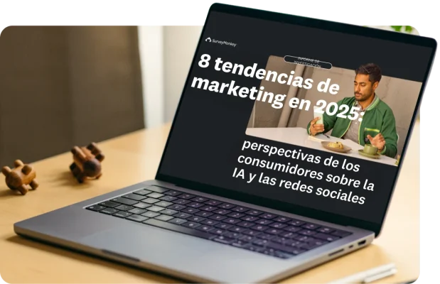 Laptop con una pantalla que muestra el título “8 tendencias de marketing en 2025”