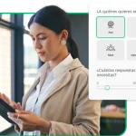 Una mujer mira una tablet junto a una captura de pantalla del panel de SurveyMonkey Audience