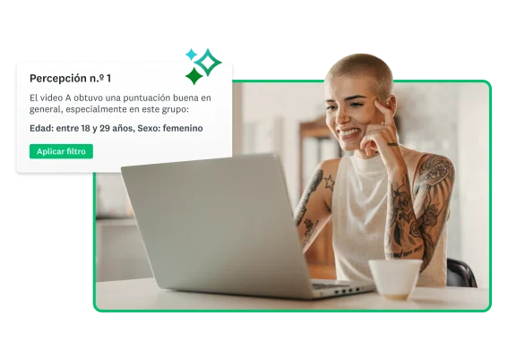 Mujer sonriente que mira la pantalla de una computadora portátil junto a una percepción sobre el video A con una buena puntuación en general, por parte de mujeres entre 18 y 29 años