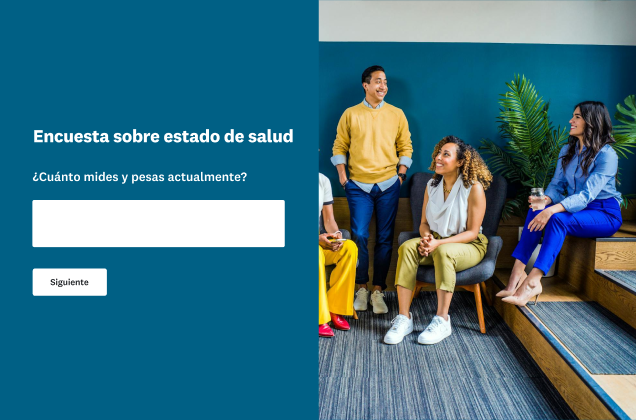 Una encuesta sobre el estado de salud con una pregunta sobre la altura y el peso. La encuesta aparece junto a una fotografía de un grupo de personas sentadas que conversan en un espacio de oficina moderno.