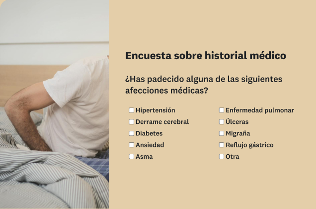 Una encuesta sobre historial médico con casillas de verificación de afecciones médicas La encuesta aparece junto a una fotografía del torso de una persona que está sentada en una cama.