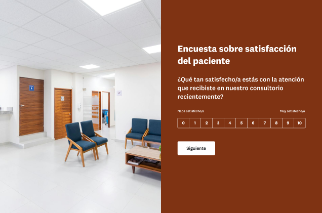 Una encuesta de satisfacción de los pacientes que pregunta: ¿Qué tan satisfecho/a estás con la atención que recibiste en nuestro consultorio recientemente? La encuesta aparece junto a una fotografía de una sala de espera vacía en un consultorio médico.