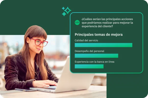 Una mujer escribe en una computadora portátil. A su derecha se muestra una gráfica titulada Principales temas de mejora, con una gráfica de barras que muestra temas como: calidad del servicio, desempeño del personal y experiencia con la banca en línea.