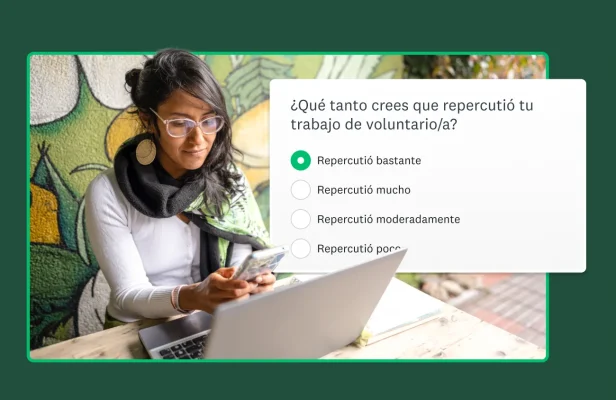 Mujer mirando su computadora y teléfono celular con una imagen de una encuesta sin fines de lucro a la derecha.