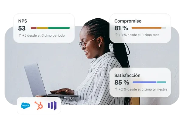 Una mujer escribe en su computadora portátil, junto a estadísticas positivas sobre compromiso, satisfacción y eNPS