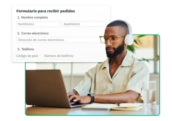 Un hombre con audífonos sentado en un escritorio usa una computadora portátil con una captura de pantalla de un formulario de pedidos junto a él.