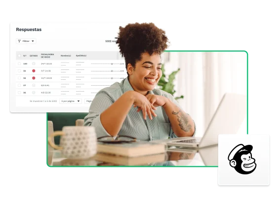 Una mujer sentada en un escritorio usa su computadora portátil con el logotipo de Mailchimp y una captura de pantalla de un panel de análisis de respuestas junto a ella.