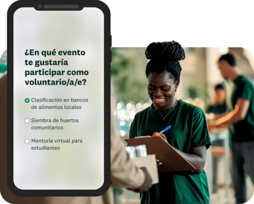 Una persona sonriente completa un formulario en un portapapeles, junto a una encuesta móvil para la inscripción de voluntarios
