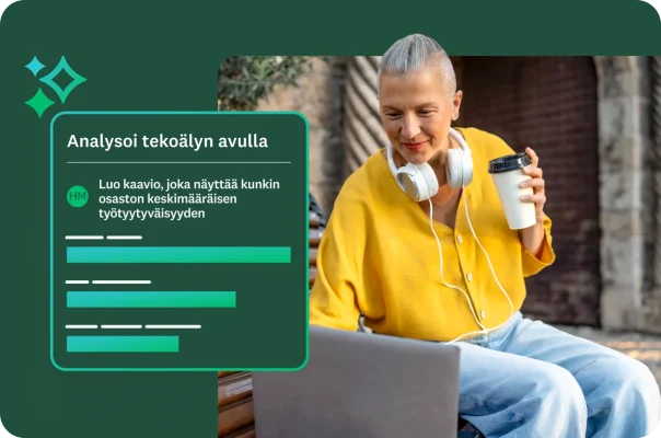 Penkillä istuva nainen, jolla on lyhyet harmaat hiukset, kuulokkeet ja keltainen villapaita katsoo kannettavaa tietokonetta. Peittokuvassa on "Analysoi tekoälyn avulla"-paneeli, jossa näkyy kehote tutkia "jokaisen osaston keskimääräistä tyytyväisyyttä" sekä pylväskaavio.