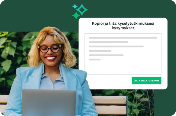 Silmälasipäinen, hymyilevä nainen istumassa puiston penkillä kannettavan tietokoneen ääressä. Kuvan päällä näkyy lomake, jossa on otsikko ”Kopioi ja liitä kyselytutkimuksesi kysymykset” sekä ”LUO KYSELYTUTKIMUS” ‑painike.