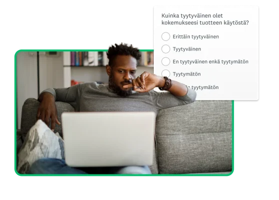 Sohvalla istuva mies käyttää kannettavaa tietokonetta, ja hänen vierellään näkyy näyttökuva kyselytutkimuksesta