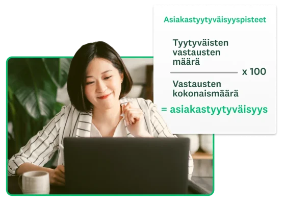 Pöydän ääressä istuva nainen työskentelee tietokoneella, ja hänen vieressään on näyttökuva asiakastyytyväisyyden mittauksen kaavasta