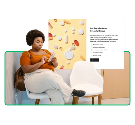 lääkärin vastaanotolla istuva nainen täyttämässä potilaspalautteen kyselytutkimusta puhelimellaan