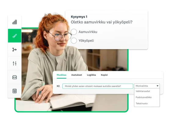 Nainen muistilehtiön äärellä, ja hänen vieressään on kaksi kyselytutkimuksen monivalintakysymystä. Ensimmäinen kysymys on ”Oletko aamuvirkku vai yökyöpeli?” Toisessa kysymyksessä näkyy kyselytutkimustyökalu ja valikko, josta kysymyksen vastauksen tyypiksi voi valita valintaruudut, pudotusvalikon tai tekstiruudun.