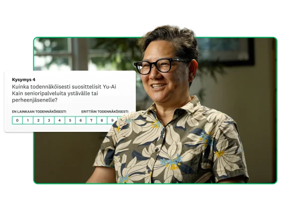 Hymyilevä tuolilla istuva henkilö, jonka taustalla leijuu NPS-kysymys