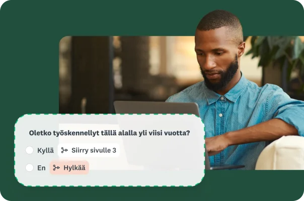 Mies käyttää kannettavaa tietokonetta, ja hänen vieressään on peittokuva kyselytutkimuksen kysymyksestä, jossa on vaihtoehtoina ohituslogiikka ja hylkääminen.