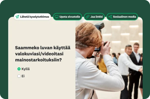Valokuvaaja ottamassa kuvaa, ja sähköisessä suostumuslomakkeessa näkyvä kysymys: "Saammeko luvan käyttää valokuviasi/videoitasi mainostarkoituksiin?"