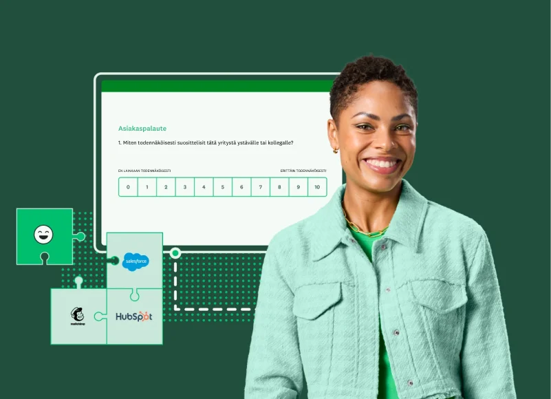 Hymyilevä nainen SurveyMonkeyn asiakaspalautekyselyn mallin vieressä