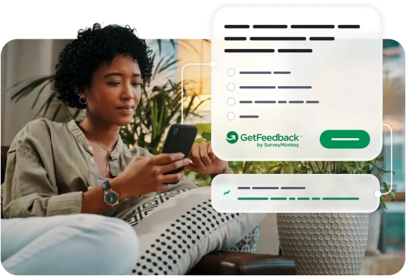 Nainen käyttää älypuhelinta; vieressä näkyy kuva SurveyMonkeyn GetFeedback-maksukyselystä, jossa esitetään merkittävimmät syyt maksuprosessin kesken jättämiseen