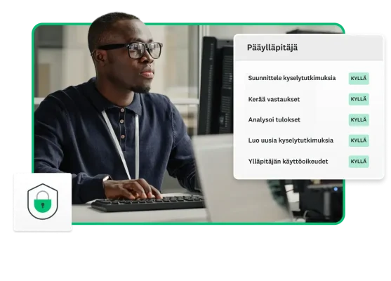 Mies työskentelee tietokoneella ja hänen vieressään on taulukko pääylläpitäjän roolin käyttäjäasetuksista
