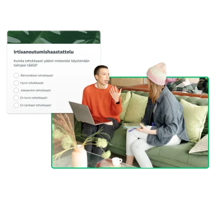Kaksi henkilöä istuu juttelemassa sohvalla, ja vieressä on kuvakaappaus SurveyMonkeyn irtisanoutumishaastattelun lomakemallista