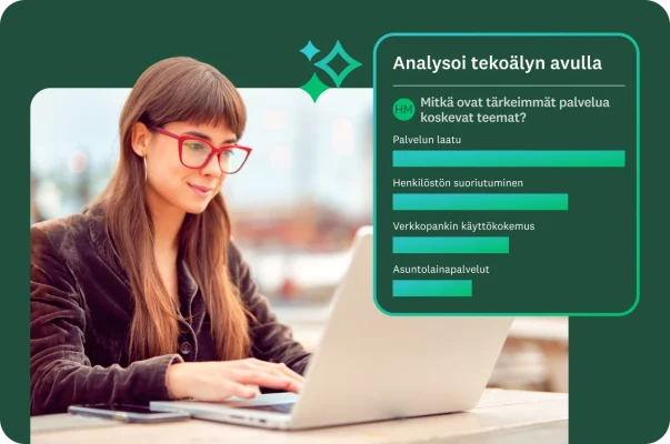 Nainen työskentelemässä kannettavalla tietokoneella. Peittokuvassa näkyy Analysoi tekoälyn avulla paneeli, jossa kysytään: ”Mitkä ovat tärkeimmät palvelua koskevat aihealueet?” Alla olevan palkkikaavion aiheina ovat mm. palvelun laatu ja henkilöstön suoriutuminen.