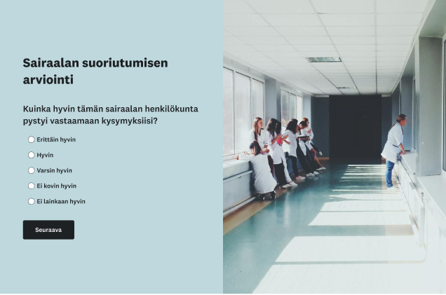 Sairaalan suoriutumisen arviointi ‑kyselytutkimus, jossa on monivalintakysymys henkilökunnan kyvystä vastata potilaan kysymyksiin. Lomakkeen vieressä on valokuva sairaalan henkilökunnasta käytävällä.