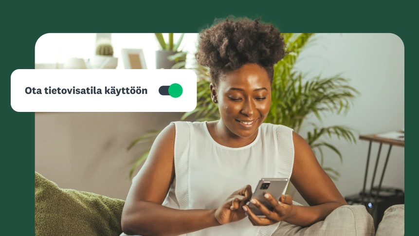 Sohvalla oleva nainen katselemassa puhelintaan, peittokuvassa valintakytkin "ota tietovisatila käyttöön".