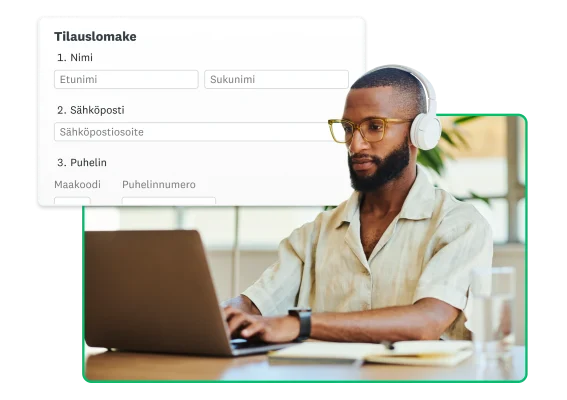 Mies istuu työpöydän ääressä kuulokkeet päässä käyttämässä kannettavaa tietokonetta, ja hänen vieressään on SurveyMonkey-näyttökuva