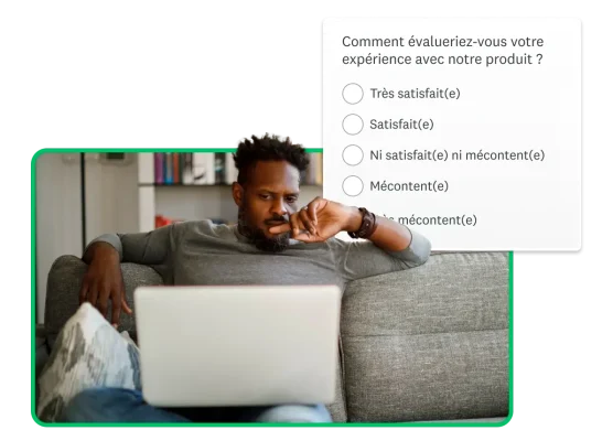 Un homme assis sur un canapé devant un ordinateur portable avec, en incrustation, une capture d’écran du produit