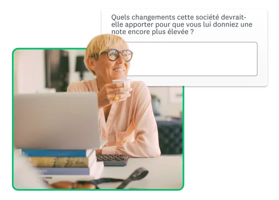 Une femme assise à un bureau, tenant une tasse et regardant sur la droite, avec en incrustation une capture d’écran du produit