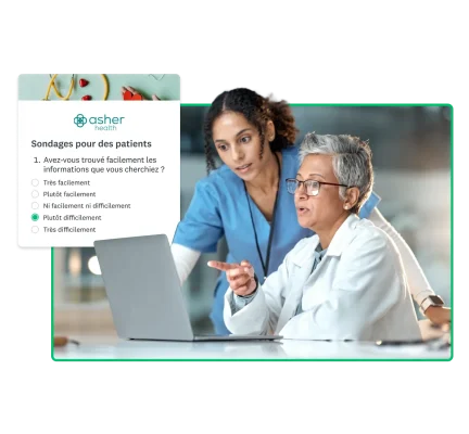 Deux membres du personnel soignant en train de regarder l’écran d’un ordinateur