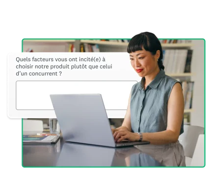 une femme en train de travailler sur son ordinateur portable