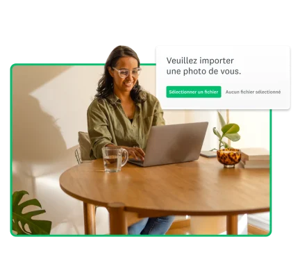 Une femme en train de travailler sur un ordinateur portable, avec une capture d’écran présentant l’instruction « Veuillez importer une photo vous représentant ». L’option Sélectionner un fichier est sélectionnée.