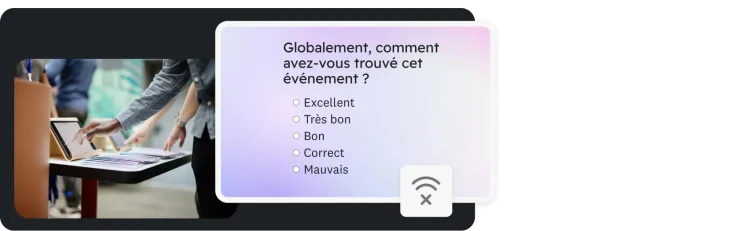 Des mains en train de taper sur une tablette posée sur un bureau avec, en incrustation, une question du sondage demandant d’évaluer un événement