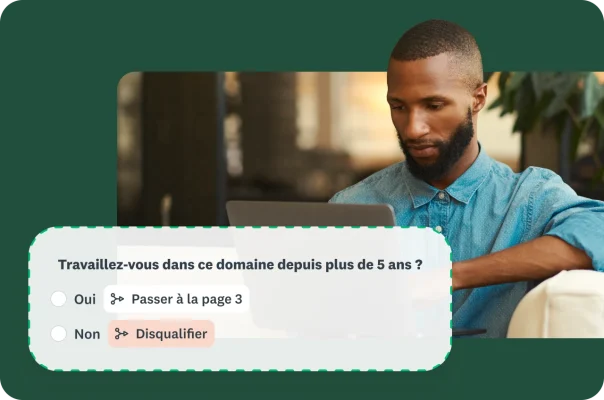 Un homme en train de consulter un ordinateur portable avec, en incrustation, une question de sondage présentant des options de disqualification et de branchement conditionnel