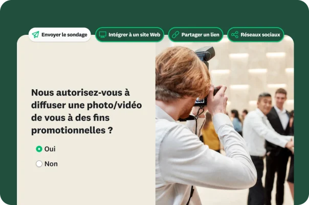Un photographe en train de prendre une photo à côté d’un formulaire de consentement posant la question suivante : « Nous autorisez-vous à prendre une photo ou une vidéo de vous à des fins promotionnelles ? »