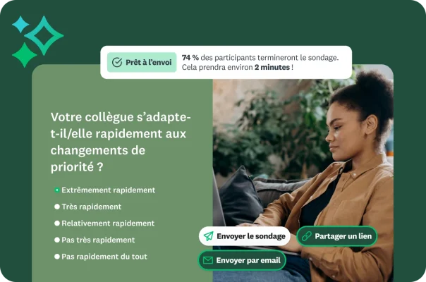 Une femme, allongée sur un canapé, en train de lire une question de sondage sur les performances d’un de ses collègues