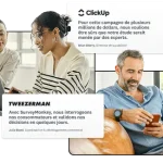 Collègues travaillant ensemble sur leur ordinateur portable, avec en incrustation des témoignages de clients