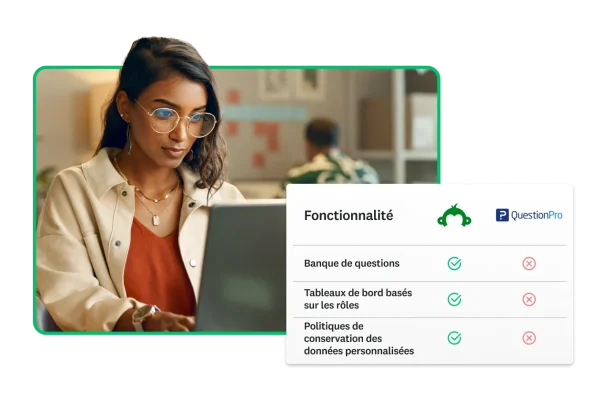 Une femme devant un ordinateur portable avec, en incrustation, un tableau comparatif montrant les atouts de SurveyMonkey par rapport à QuestionPro, notamment la banque de questions et les tableaux de bord en fonction des rôles
