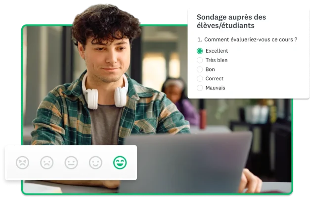 Étudiant répondant à un sondage sur un ordinateur