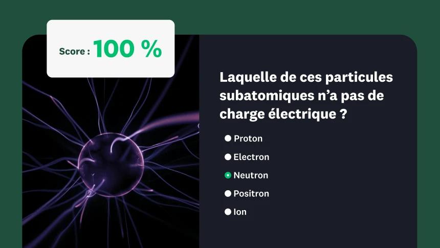Une question de quiz scientifique sur les particules subatomiques, avec en arrière-plan, une boule de plasma et un score égal à 100 %.