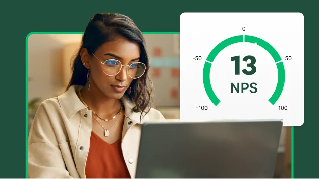 Femme travaillant sur un ordinateur portable avec, en incrustation, une capture d’écran d'un score NPS de 13