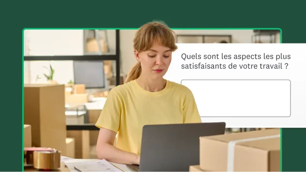 Femme travaillant sur un ordinateur portable, avec, en incrustation, une question de sondage sur les aspects du travail les plus satisfaisants