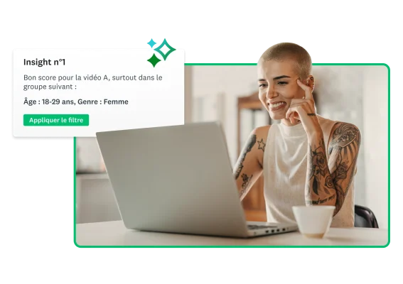 Femme souriante, en train de regarder un ordinateur portable, avec en incrustation l’insight suivant : Bon score pour la vidéo A, surtout dans le groupe suivant : Femmes de 18 à 29 ans