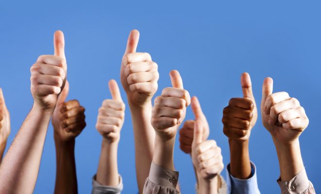 Pouces levés vers le ciel