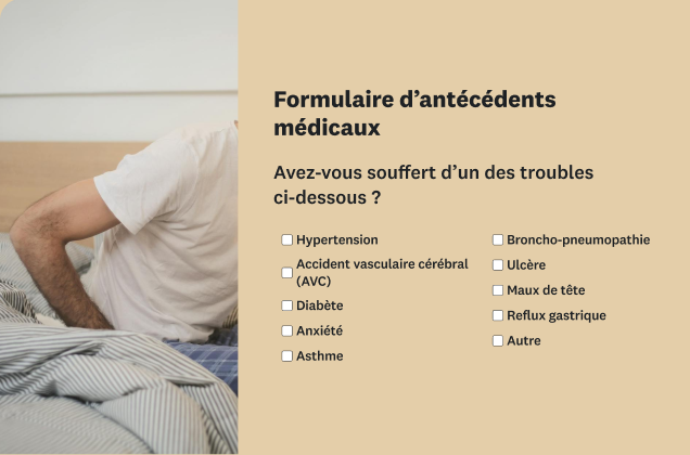Un formulaire d’antécédents médicaux contenant une liste de différents troubles et pathologies accompagnés de cases à cocher, avec à côté, la photo du torse d’une personne assise dans un lit.
