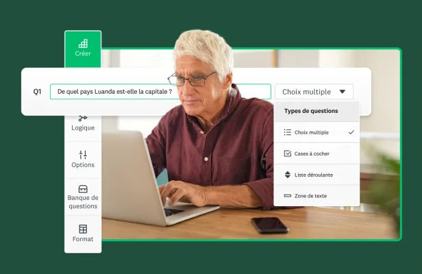 Homme regardant la création d’un sondage sur son ordinateur portable