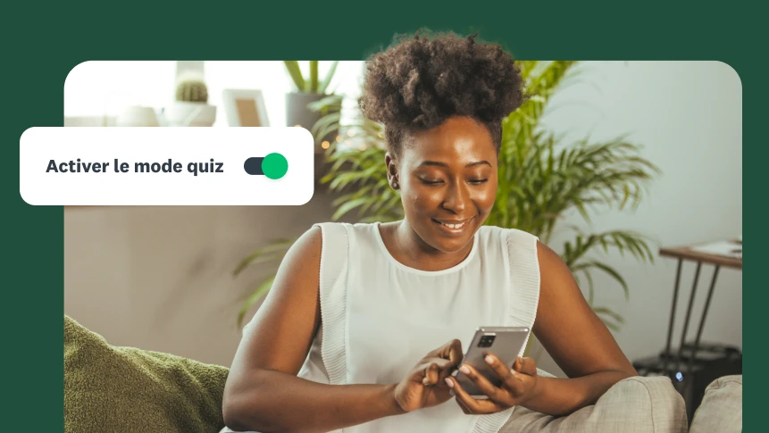 Une femme assise sur un canapé en train de regarder son smartphone, avec, en incrustation, l’option « Activer le mode Quiz ».